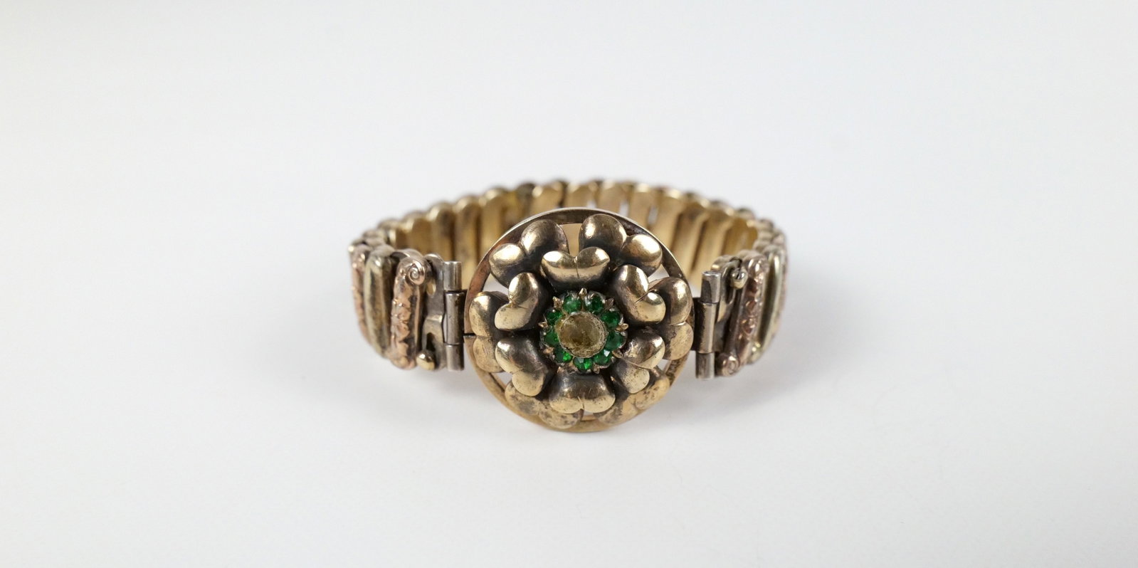 Vintage 12K Gold Filled Stretch Bracelet: Vintage 12K Gold Filled Stretch Bracelet. The lot includes an adjustable 12K gold filled rose and gold tone vintage 1940s/50s stretched bracelet by Lustern with alternating embossed and smooth links a