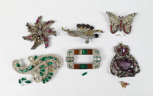 Group of 6 Vintage 1940s Brooches: Group of 6 Vintage 1940s Brooches. The lot includes a mix of 6 vintage 1940s rhinestone brooches. Featuring a 2.75'' x 1.57'' silver tone rectangular brooch encrusted in white, green, and yellow rhine