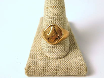 Vintage Men's 14K Ring: Vintage men's ring. Featuring a very worn vintage mens 14K yellow gold Masonic ring with a split shank, it weighs 9 grams and is marked 14K. All invoices must be paid within 24 hours of the sale. We o