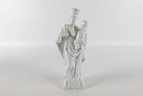 Herend Porcelain Figurine: Herend Porcelain Figurine. Depicting Holy Mother with Child. Measures 9.5" tall x 3.25" wide. All invoices must be paid within 24 hours of the sale. We offer multiple shipping options please read the