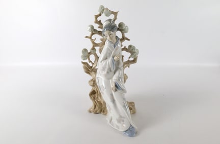 Lladro Japanese Geisha Girl Figurine
