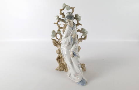 Lladro Japanese Geisha Girl Figurine: Lladro Japanese Geisha Girl Figurine. Measures 12" tall x 7" wide. All invoices must be paid within 24 hours of the sale. We offer multiple shipping options please read the shipping terms to understan