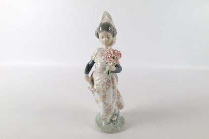 Lladro #1304 Valencian Girl with Flowers Figurine