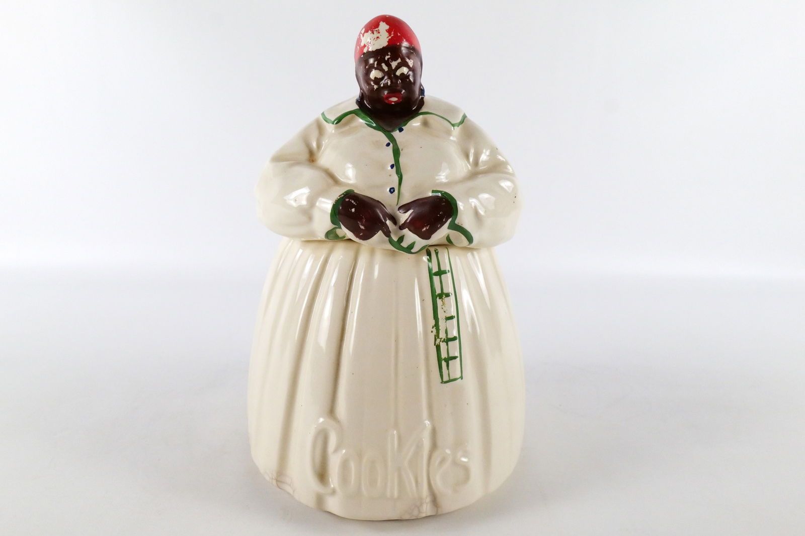 Vintage McCoy Americana Mammy Cookie Jar: Vintage McCoy Americana Mammy Cookie Jar - Circa 1940's. Does have some paint loss and craze present. Measures 11.25" tall. All invoices must be paid within 24 hours of the sale. We offer multiple shi