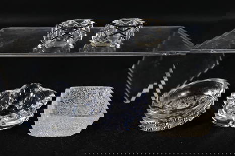 Lot of 5 Antique and Vintage Clear Glass Salt Cellars: Lot of 5 Antique and Vintage Clear Glass Salt Cellars. Including Crackle Glass, Daisy Pattern, Pair of Clear and Silver Overlay, and More. One marked Daum. Tallest measures 1.5". All invoices must be