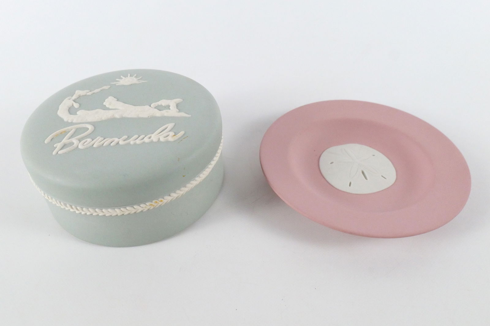 Lot of 2 Bermuda Themed Jasperware Pieces (1 of 14)