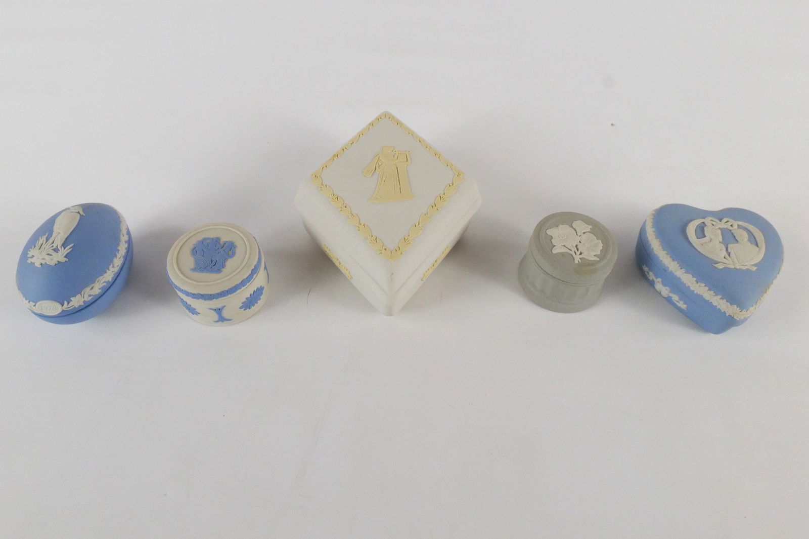 Lot of 5 Wedgwood Trinket and Dresser Boxes: Lot of 5 Wedgwood Trinket and Dresser Boxes. Including Primrose on White Dresser Box - Collector Society measuring 2" tall, Blue Jasper Heart Shape Cinderella and Prince Charming Box, Blue Easter 1978