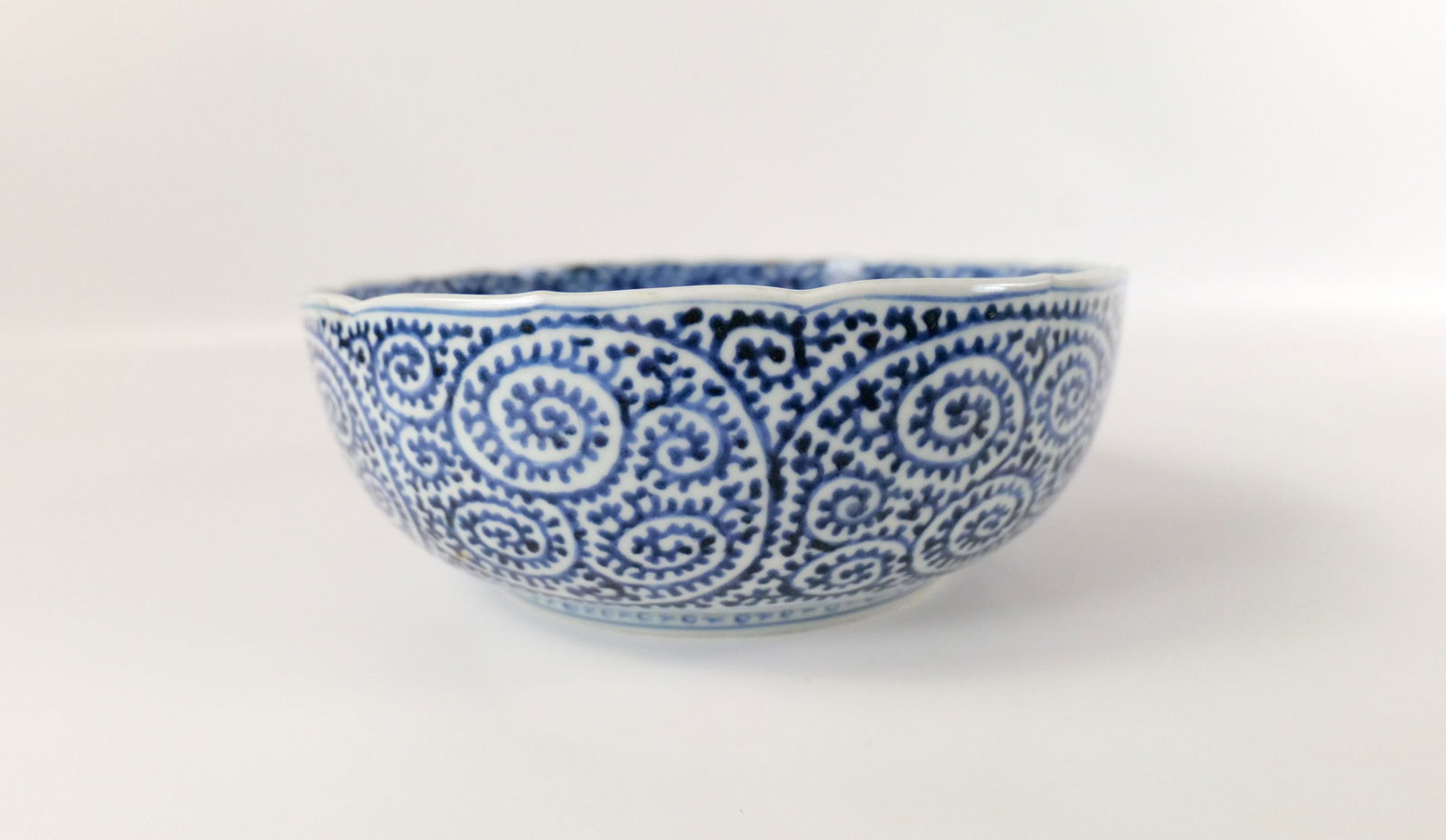 Chinese Export Hand Painted Center Bowl (1 of 12)