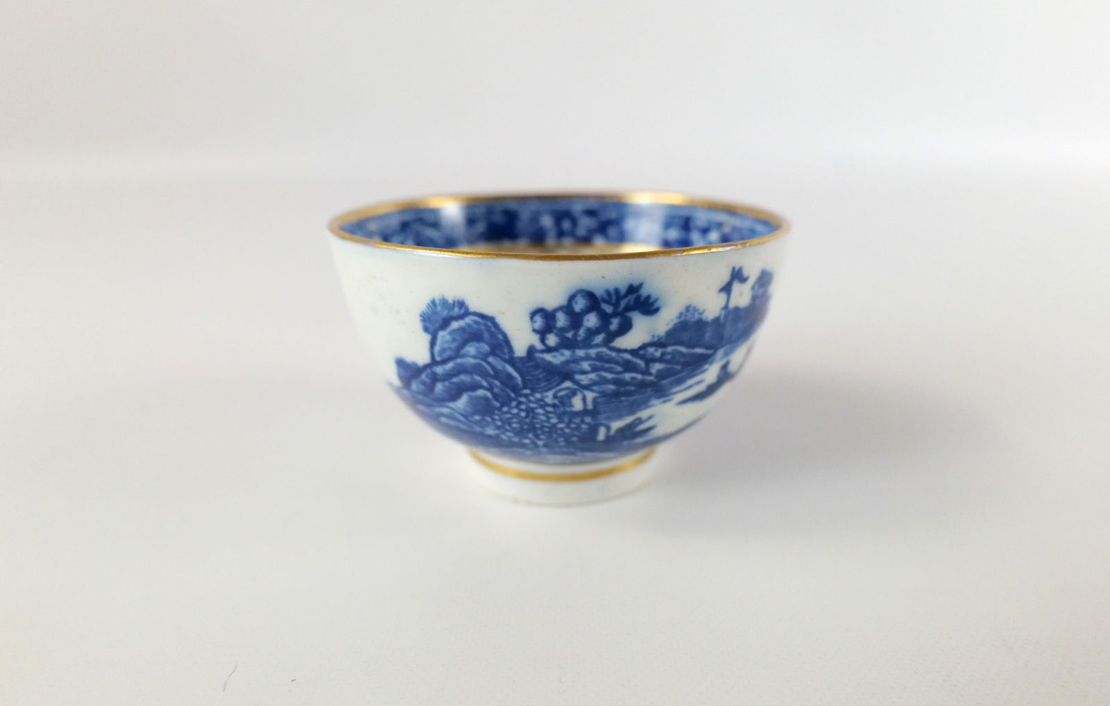 Chinese Export Hand Painted Porcelain Tea Bowl (1 of 9)