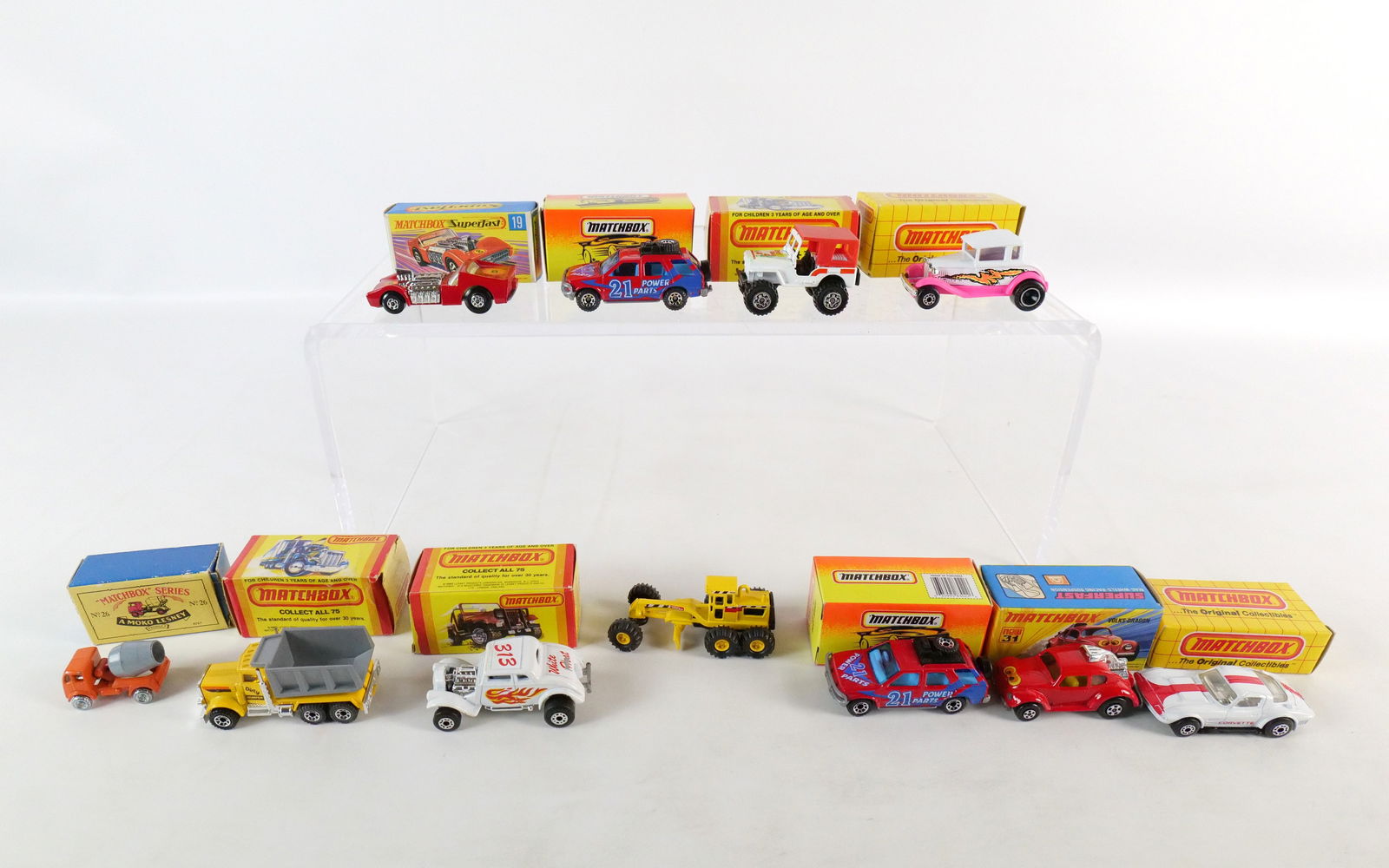 Group Lot of Matchbox Cars: Group Lot of Matchbox Cars. 10 come with original boxes. Circa 1980's and 1990's. All invoices must be paid within 24 hours of the sale. We offer multiple shipping options, please read the shipping te