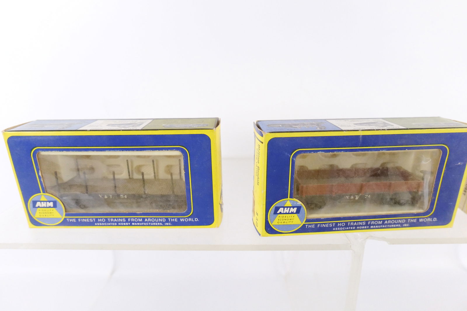Lot of 8 HO Gauge AHM Rolling Stock - 2
