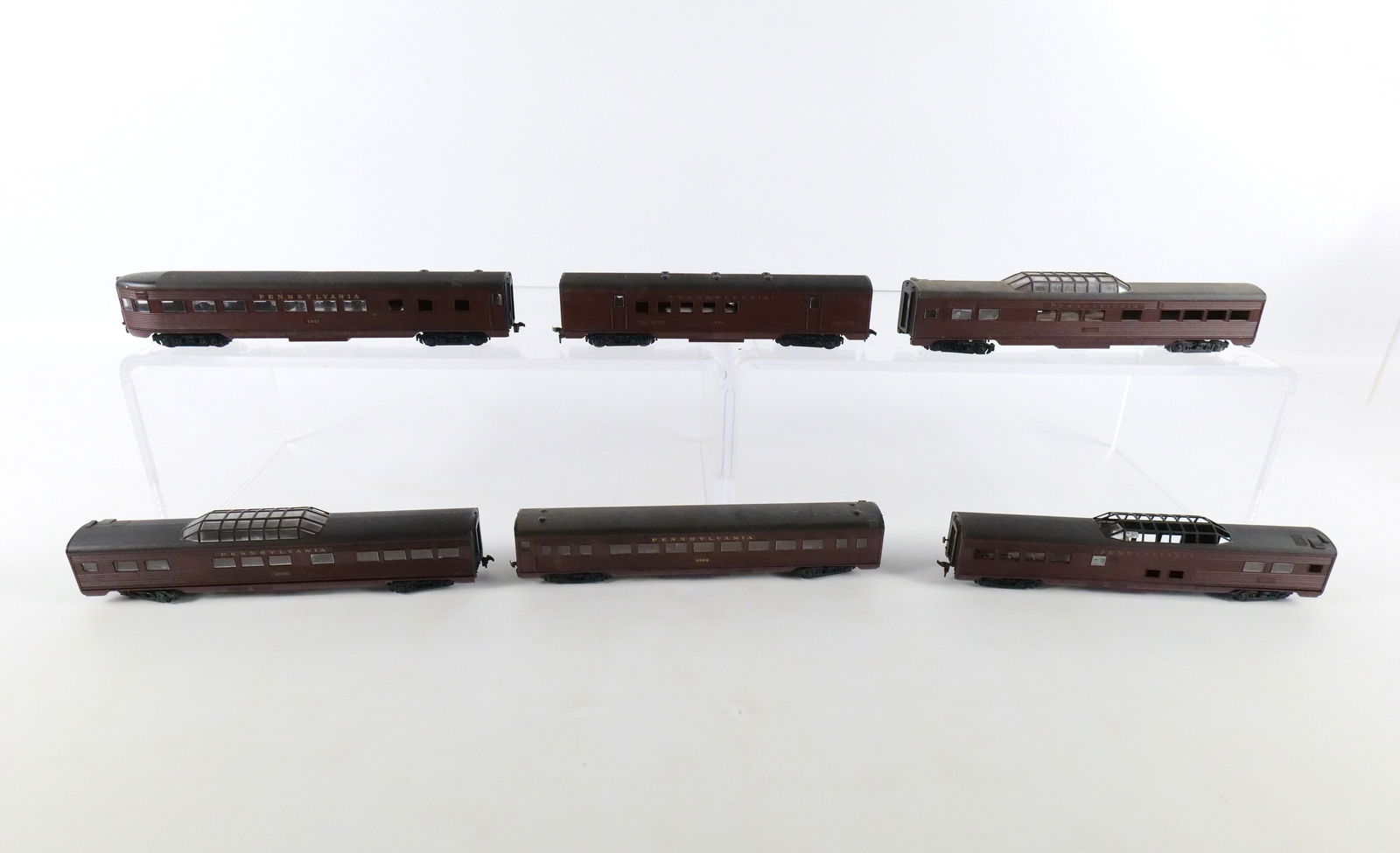 HO Gauge Pennsylvania Railroad Passenger Car Train Set: HO Gauge Pennsylvania Railroad Passenger Car Train Set. Unmarked. Used Condition. All invoices must be paid within 24 hours of the sale. We offer multiple shipping options, please read the shipping