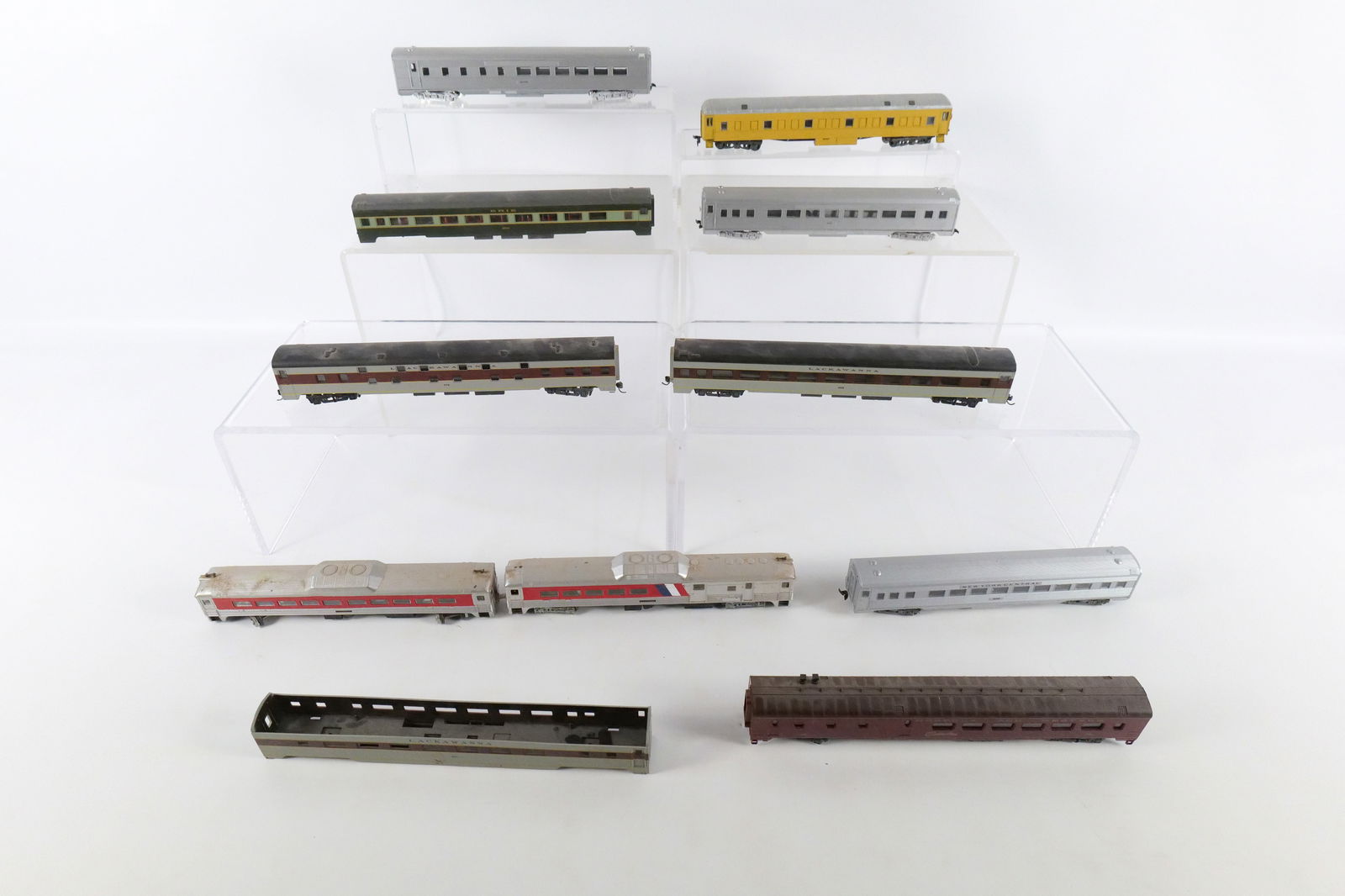 Lot of HO Gauge Passenger Cars - 10