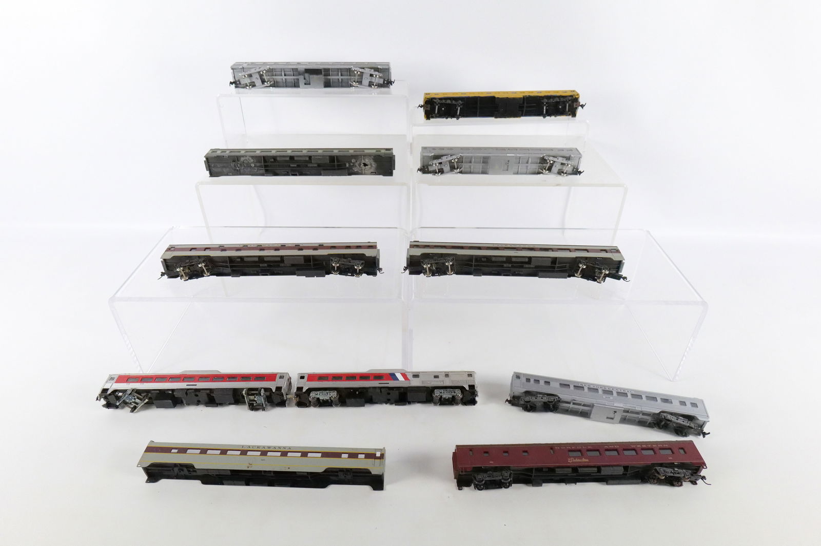 Lot of HO Gauge Passenger Cars - 12