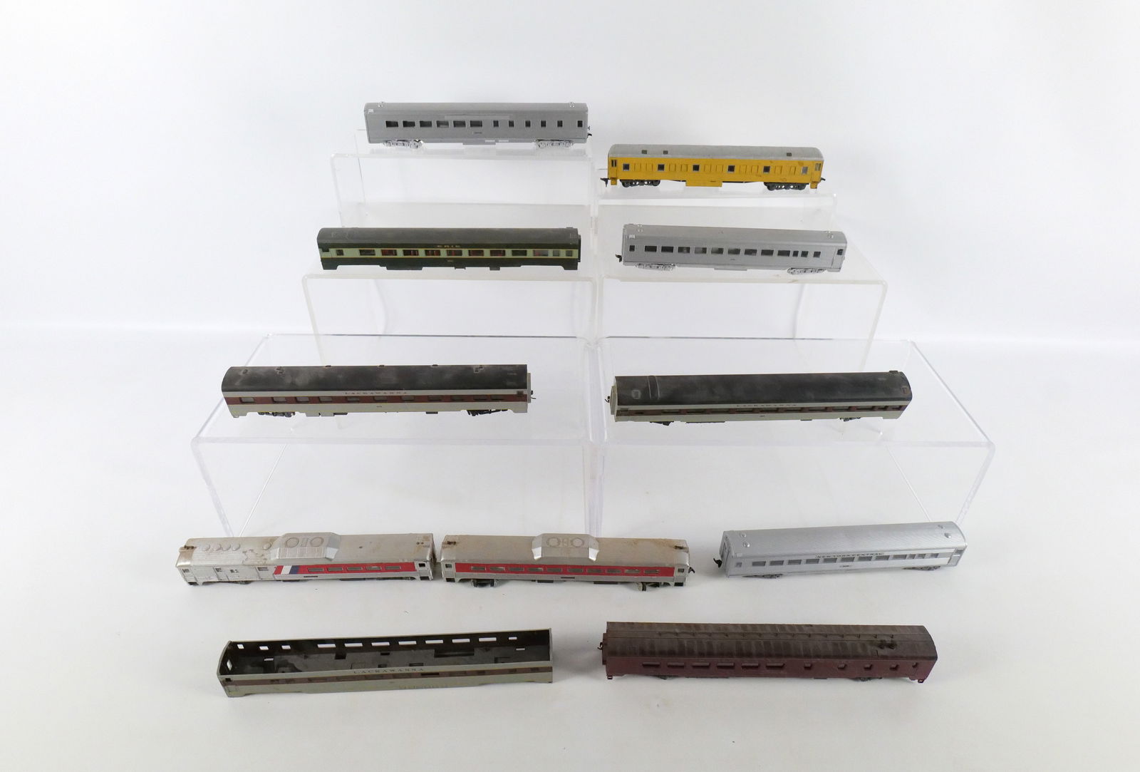 Lot of HO Gauge Passenger Cars (1 of 12)