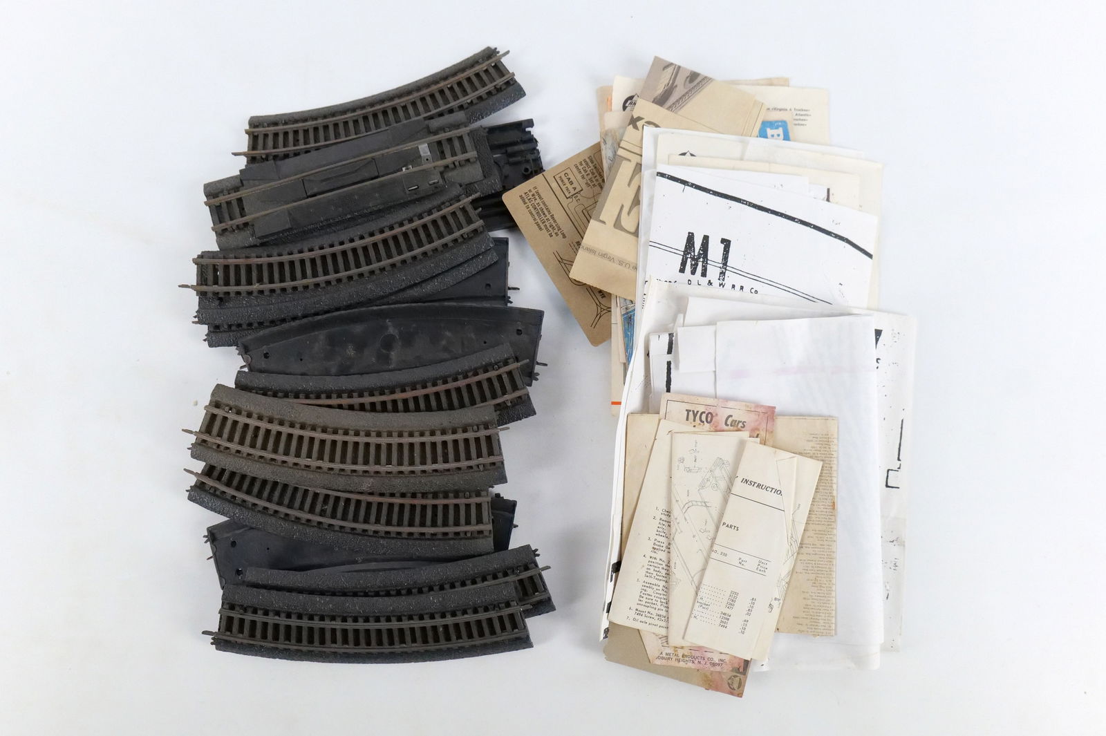 Lot of HO Scale Track: Lot of HO Scale Track. All invoices must be paid within 24 hours of the sale. We offer multiple shipping options, please read the shipping terms to understand your options. We also offer Pick-Ups Frid