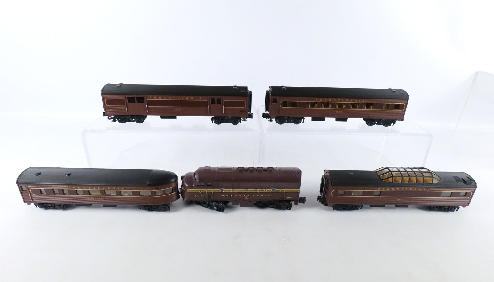 MTH O27 Pennsylvania Railroad Passenger Car Set: MTH O27 Gauge Pennsylvania Railroad Passenger Car Set. Including 9505 Engine with 4 Cars. All invoices must be paid within 24 hours of the sale. We offer multiple shipping options, please read the shi