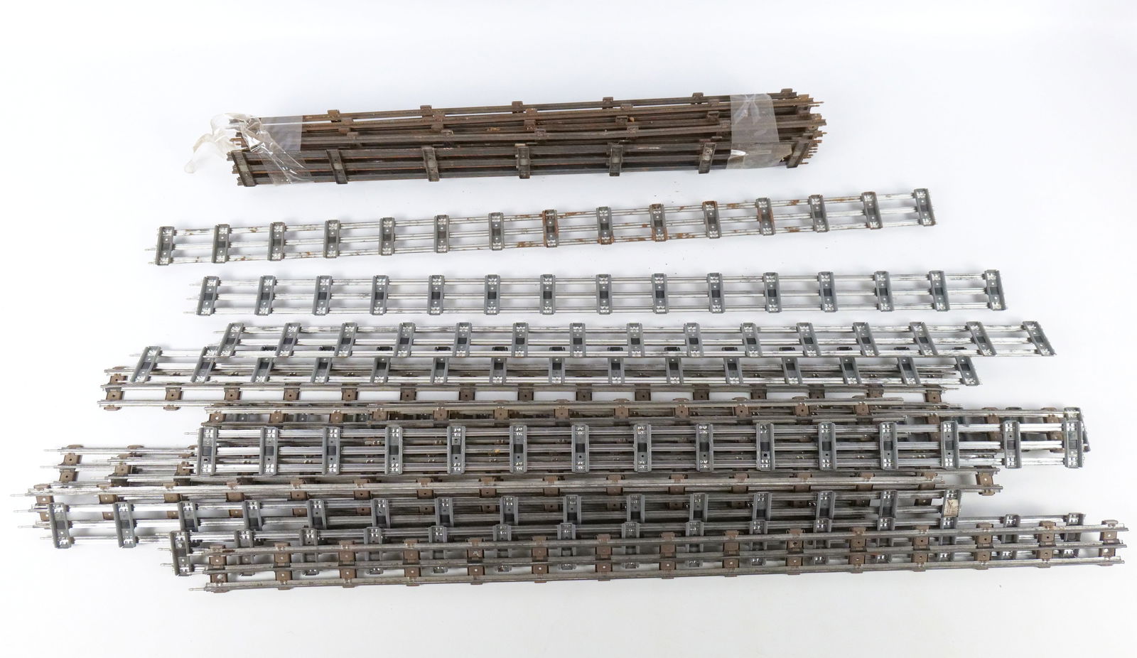Lot of O Gauge Tubular 3 Foot Straight Track: Lot of O27 Gauge Tubular 3 Foot Straight Track. All invoices must be paid within 24 hours of the sale. We offer multiple shipping options, please read the shipping terms to understand your options.