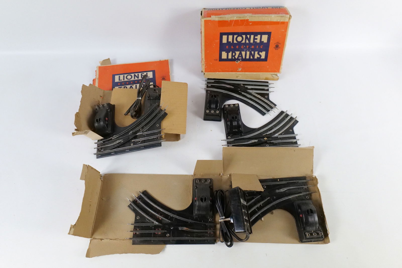 Lot of 3 Lionel Electric Remote Control Switches: Lot of 3 Lionel 027 Gauge Electric Remote Control Switches. #1121. Post War. All come with boxes. Boxes have some damage - one is heavily torn. All invoices must be paid within 24 hours of the sale.