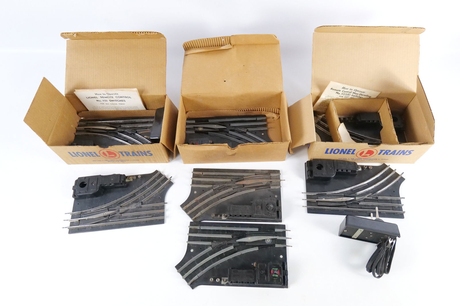 Lot of 3 Lionel Non Derailing Remote Control Switches: Lot of 3 Lionel 027 Gauge Non Derailing Remote Control Switches. #1122. Post War. All come with boxes. All invoices must be paid within 24 hours of the sale. We offer multiple shipping options,