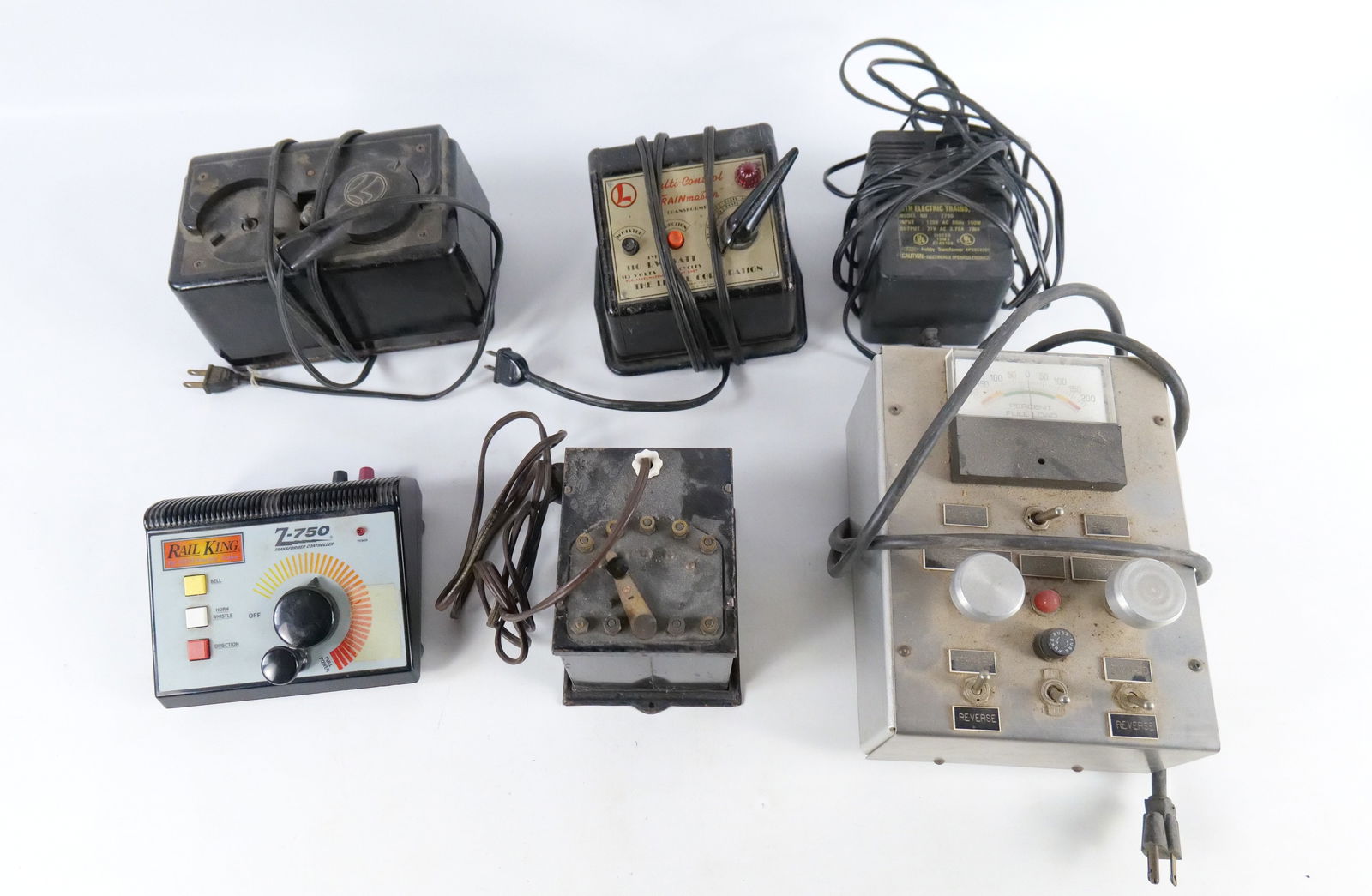 Lot of O Gauge Transformers: Lot of O27 Gauge Transformers. Including MTH, Lionel Trainmaster, Custom Homemade Power Source, Pre-War and More. Untested. All invoices must be paid within 24 hours of the sale. We offer multiple