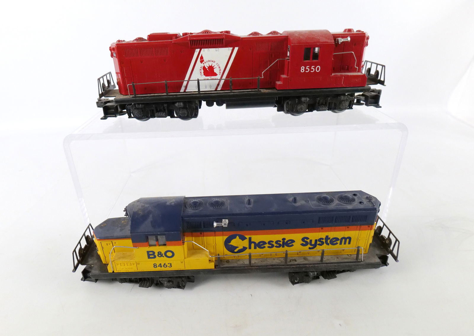 Lot of 2 O27 Lionel Engines: Lot of 2 O27 Gauge Lionel Engines. Including Chessie System B&O No. 8463 and Central Railroad Company of New Jersey No. 8550. Both in used condition. All invoices must be paid within 24 hours of the