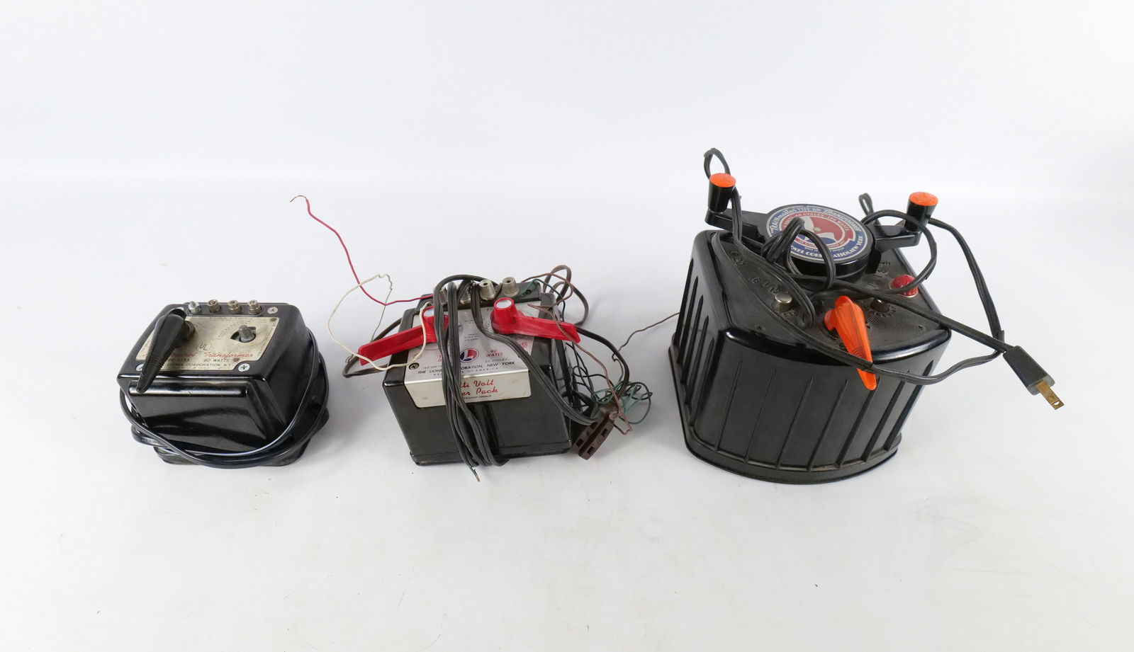 Lot of 3 Lionel Train Transformers: Lot of 3 Lionel 027 Gauge Train Transformers. Including Trainmaster Type KW, Type 0100, and Type 1033. Untested. All invoices must be paid within 24 hours of the sale. We offer multiple shipping