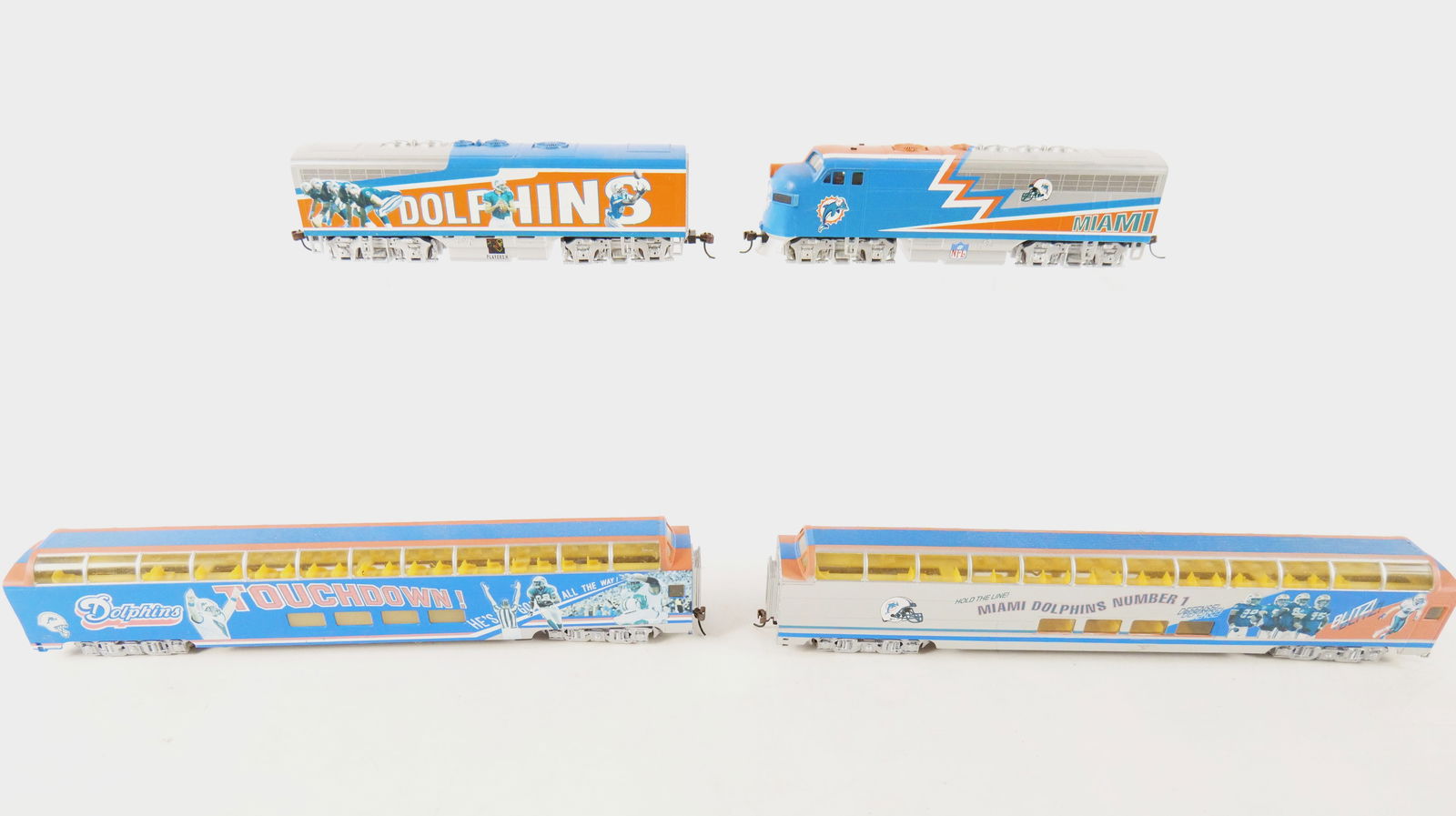 Hawthorne Village HO Scale Miami Dolphins Train Set: Hawthorne Village HO Scale Miami Dolphins Train Set. All invoices must be paid within 24 hours of the sale. We offer multiple shipping options, please read the shipping terms to understand your