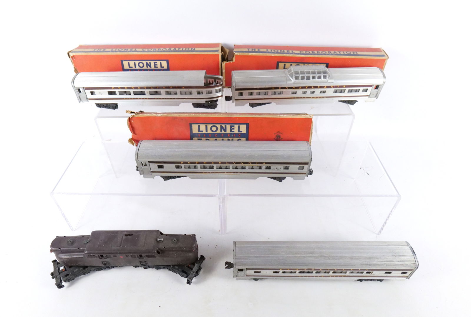 Lionel Postwar Pennsylvania RR 027 Gauge passenger car set: Lionel Postwar Pennsylvania RR 027 Gauge passenger car set. Set includes GG1 engine 2340 with paperwork missing top electrical connectors, #2543 William Penn car with box, #2542 Betsy Ross car with