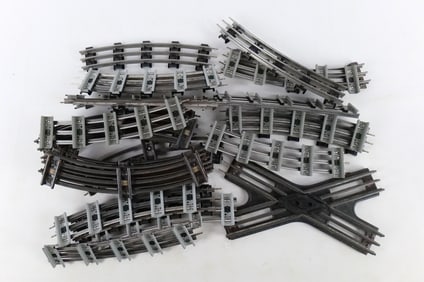 Group lot of Lionel 027 gauge tubular curve track