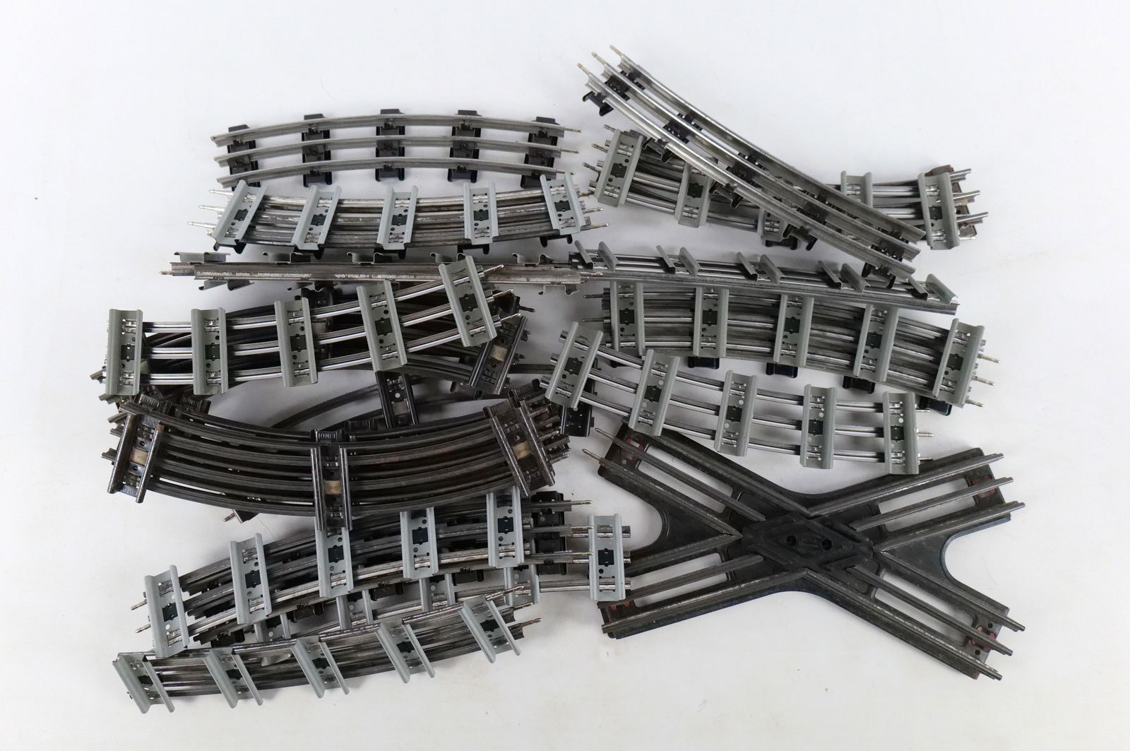 Group lot of Lionel 027 gauge tubular curve track: Group lot of Lionel 027 gauge tubular curve track. All invoices must be paid within 24 hours of the sale. We offer multiple shipping options, please read the shipping terms to understand your