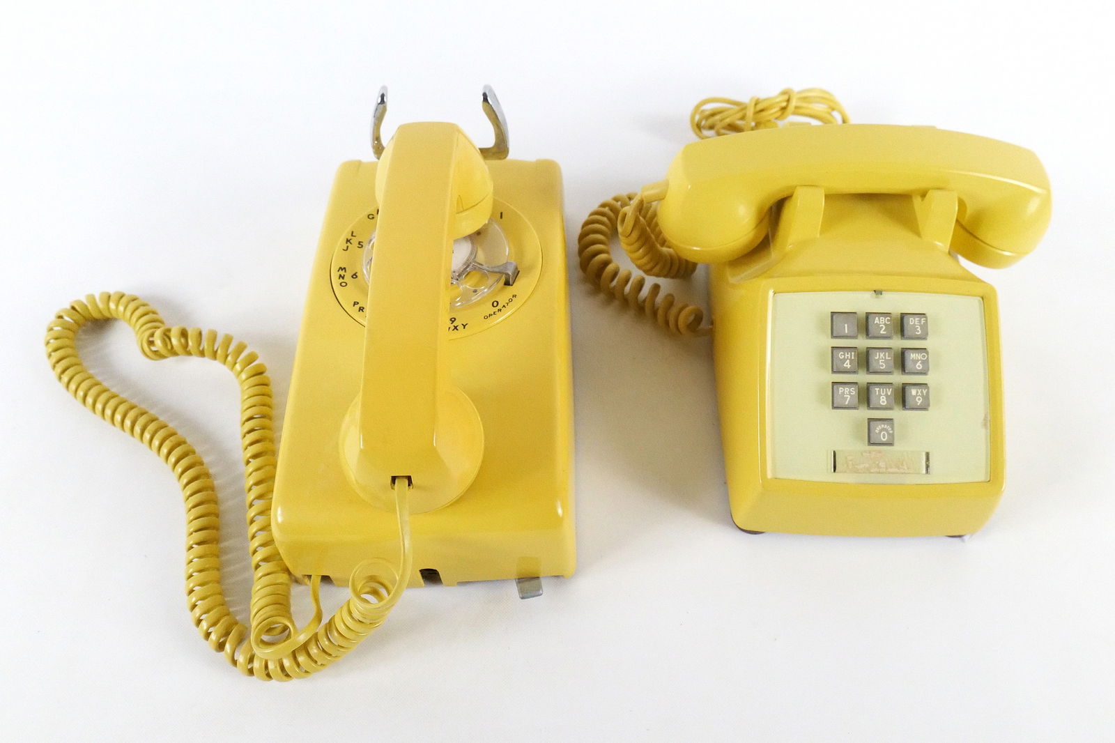 Lot of 2 Western Electric Yellow Telephones: Lot of 2 Western Electric Yellow Telephones. Including Wall Hanging Rotary and Push Button Desk Phone. All invoices must be paid within 24 hours of the sale. We offer multiple shipping options, please
