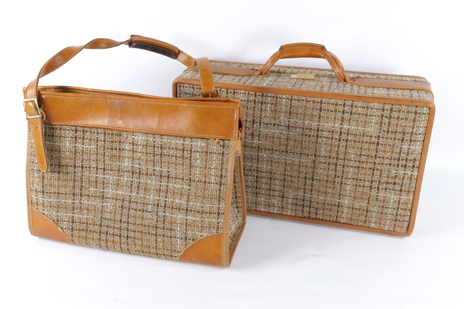 Vintage Hartmann Tweed 2 Piece Travel Luggage Set: Vintage Hartmann Tweed 2 Piece Travel Luggage Set. Used Condition with minor wear to edges and leather. Interior is in excellent shape. Suitcase measures 7.5" tall x 21.5" long. All invoices must be p