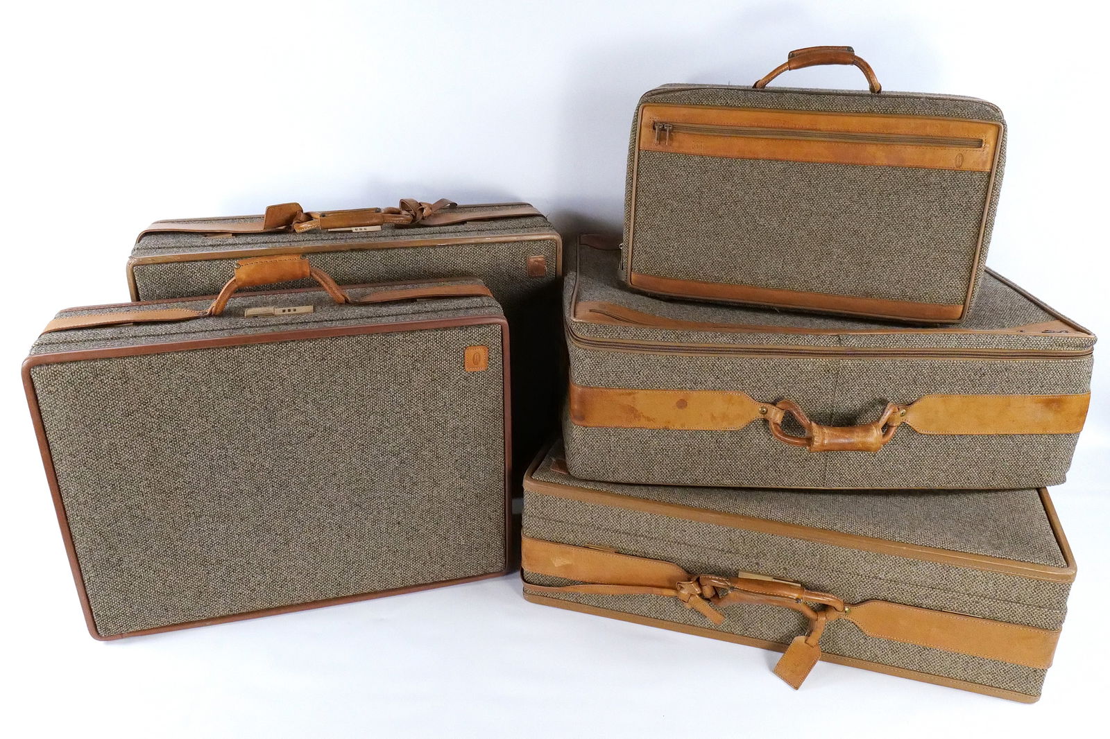 Vintage Hartmann 5 Piece Tweed Luggage Set: Vintage Hartmann 5 Piece Tweed Luggage Set. All in used condition with wear to the leather and edges. The largest one with the zipper has some tears to the leather trim. The largest one with a lock do