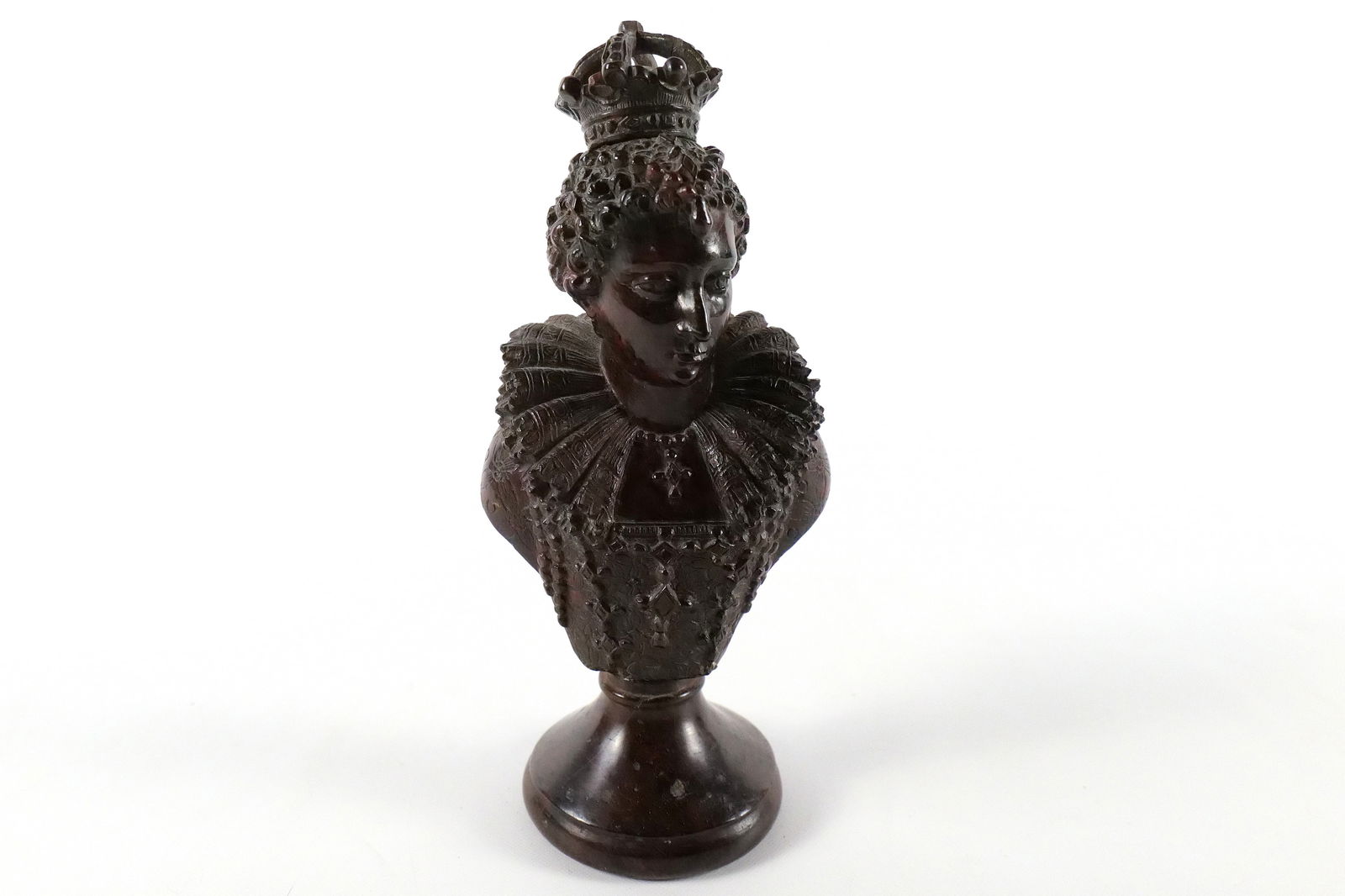 Carved Soapstone Bust of Queen Elizabeth I: Carved Soapstone Bust of Queen Elizabeth I. Needs a tightening. Currently in 2 pieces - Base and Bust. Measures 9" tall x 4.5" wide. All invoices must be paid within 24 hours of the sale. We offer