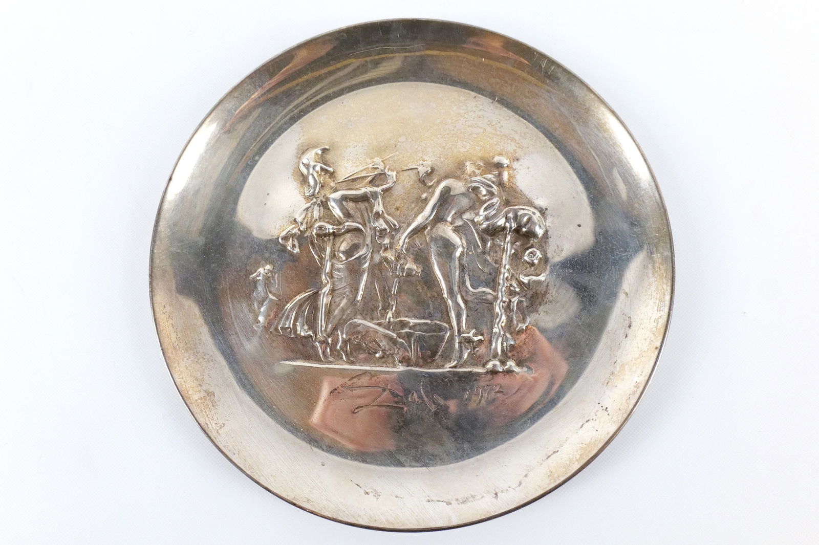 Salvador Dali Sterling Silver Annual Plate: Salvador Dali Sterling Silver Annual Plate. Made by the Lincoln Mint - 1972. Entitled "Dionysos et Pallas Athena". Measures 8" diameter. All invoices must be paid within 24 hours of the sale. We