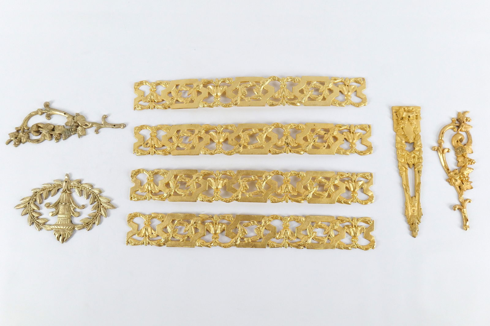 Lot of Brass Furniture Hardware: Lot of Brass Furniture Hardware. All invoices must be paid within 24 hours of the sale. We offer multiple shipping options, please read the shipping terms to understand your options. We also offer