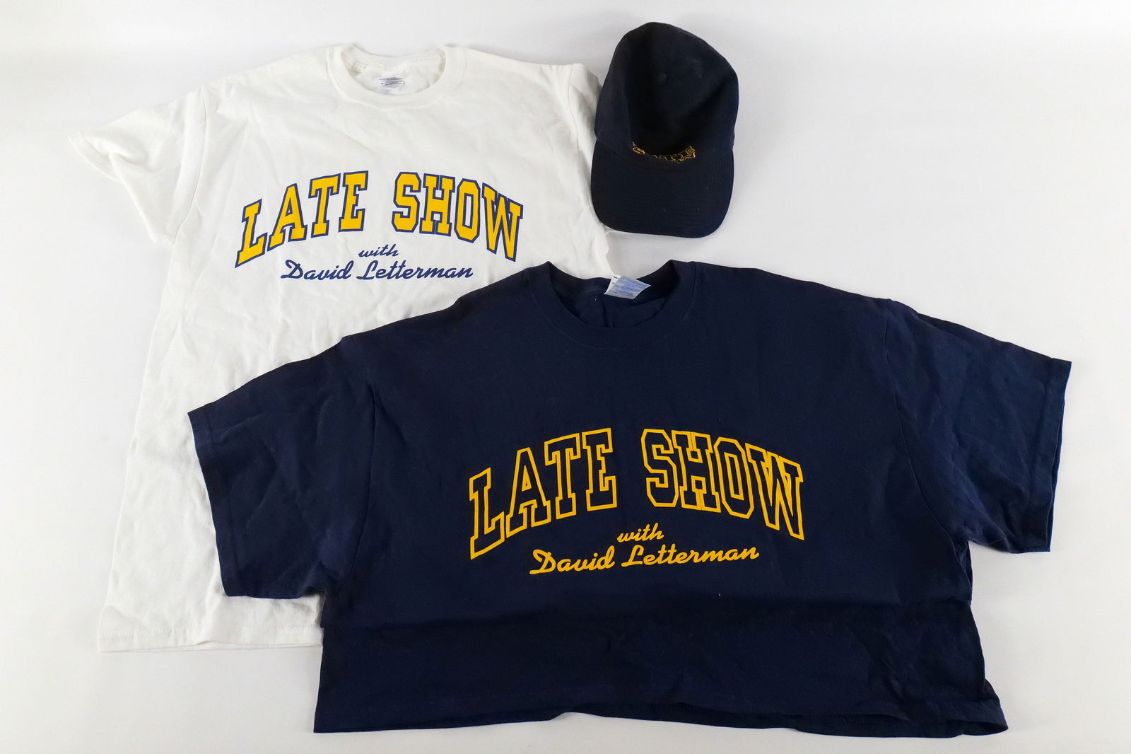 Lot of Late Show with David Lettermen Clothing Items: Lot of Late Show with David Lettermen Clothing Items. Including White Tee - Size Med, Blue Tee - Size XL, and Baseball Cap. All invoices must be paid within 24 hours of the sale. We offer multiple