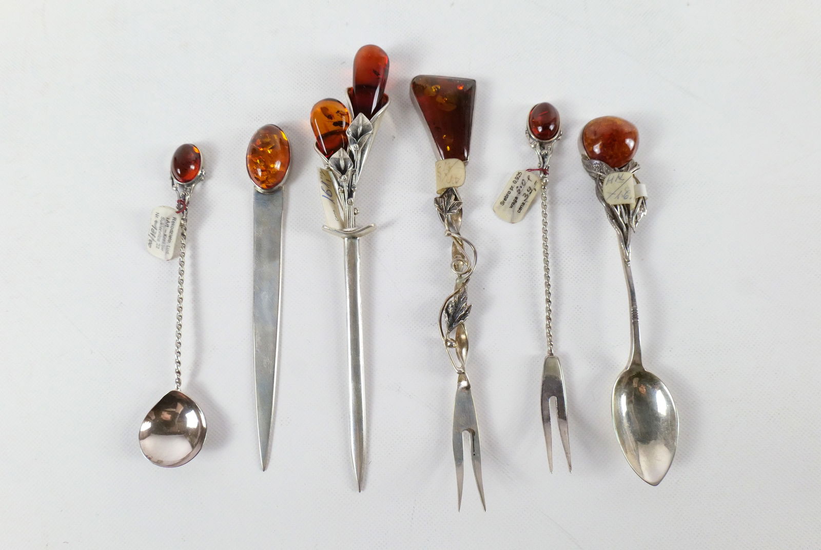 Lot of Sterling Silver and Amber Serving Utensils: Lot of Sterling Silver and Amber Serving Utensils. Longest measures 5.75". All invoices must be paid within 24 hours of the sale. We offer multiple shipping options, please read the shipping terms to