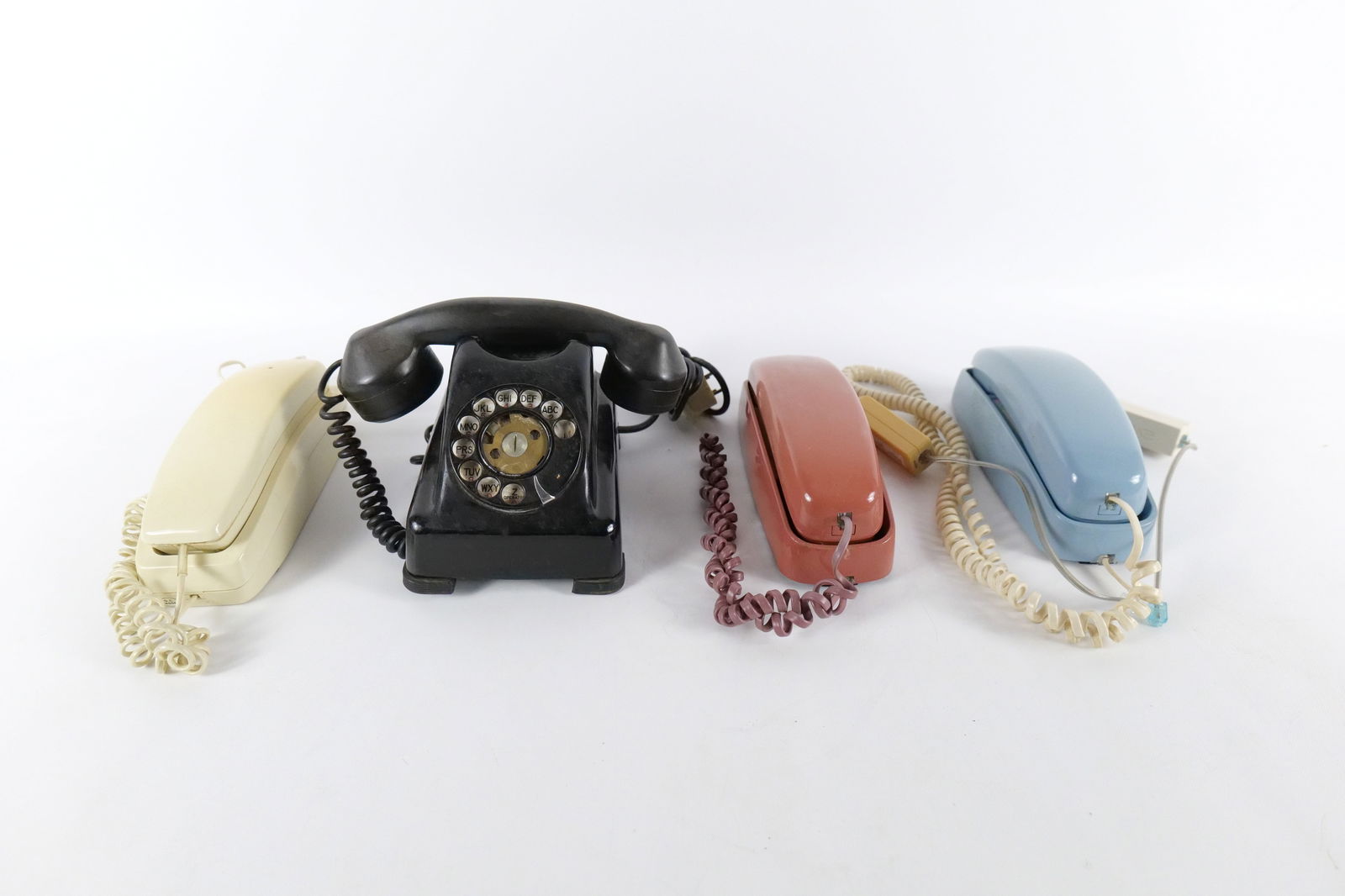 Lot of Vintage Telephones: Lot of Vintage Telephones. Including Kellogg Rotary Phone, and 3 Touchtone Phones - 2 AT&T. Some discoloration and wear. All invoices must be paid within 24 hours of the sale. We offer multiple shippi