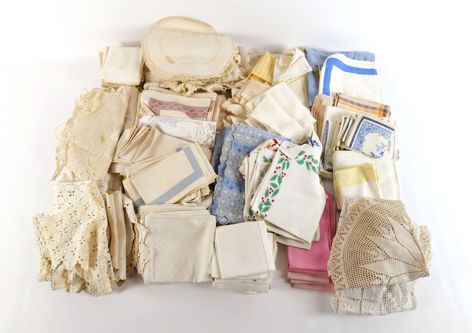 Lot of Vintage Linens (1 of 8)