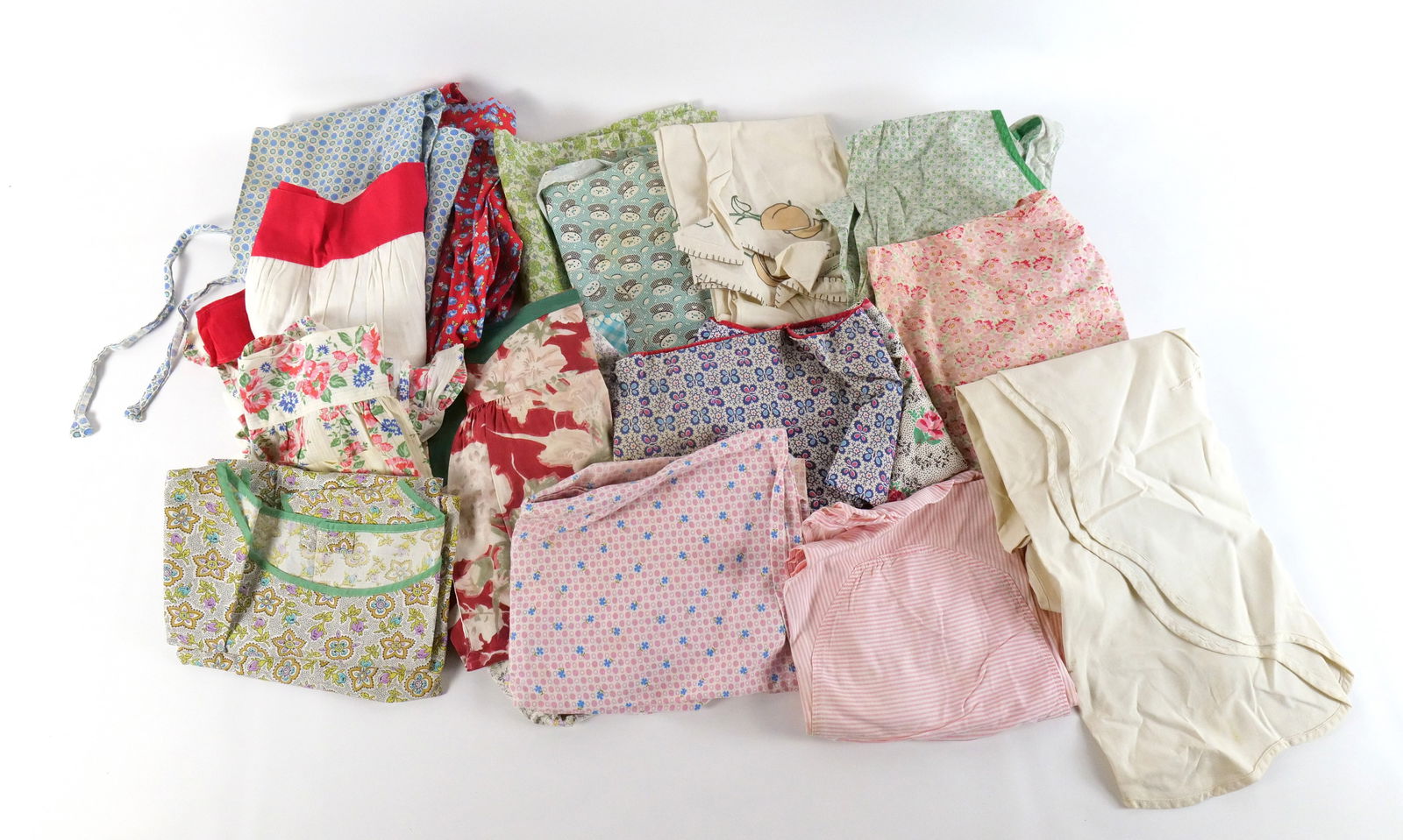 Lot of Vintage Aprons (1 of 6)