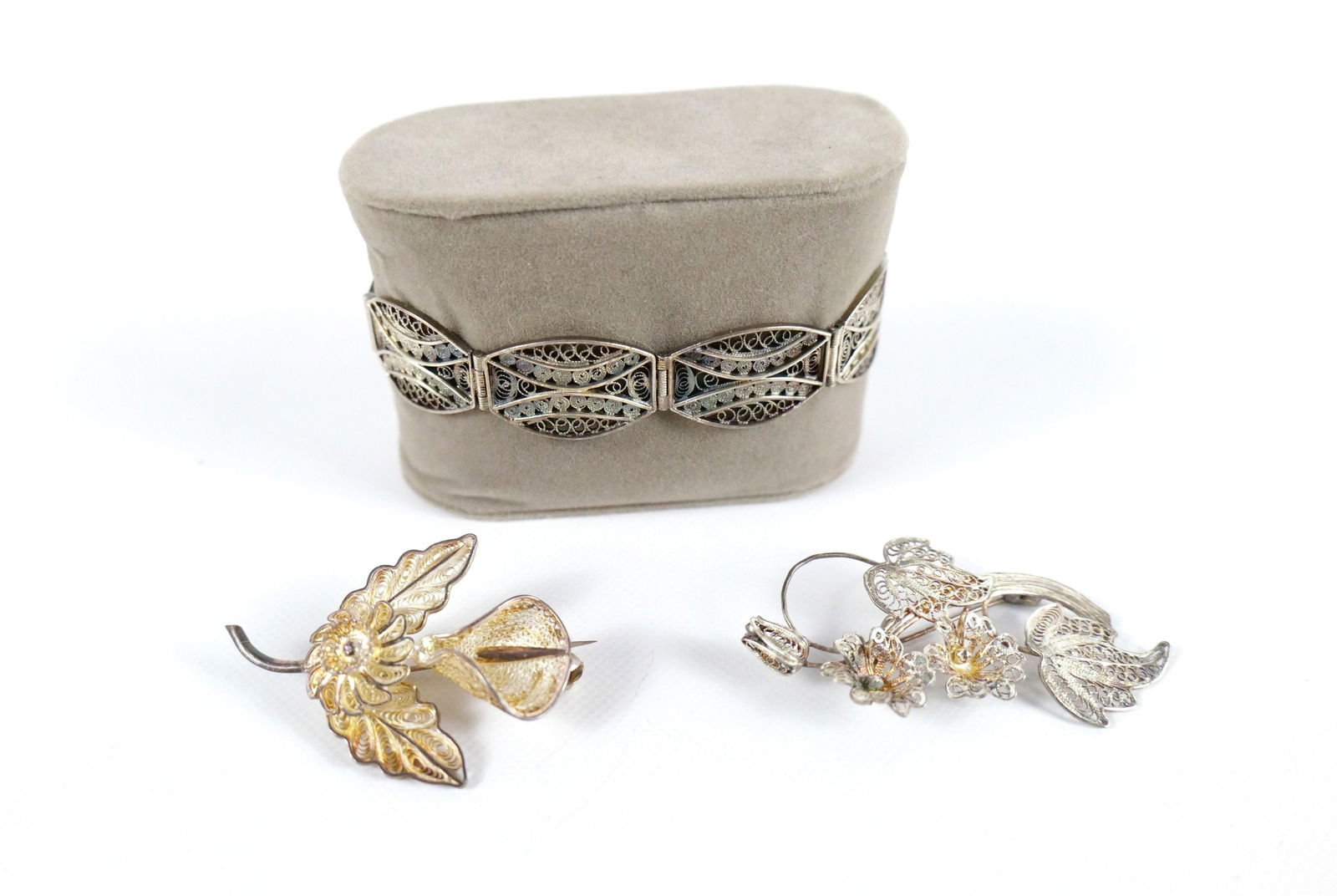 Lot of 800 Silver Filagree Jewelry: Lot of 800 Silver Filagree Jewelry. Including Bracelet and 2 x Floral Pin. All invoices must be paid within 24 hours of the sale. We offer multiple shipping options, please read the shipping terms to