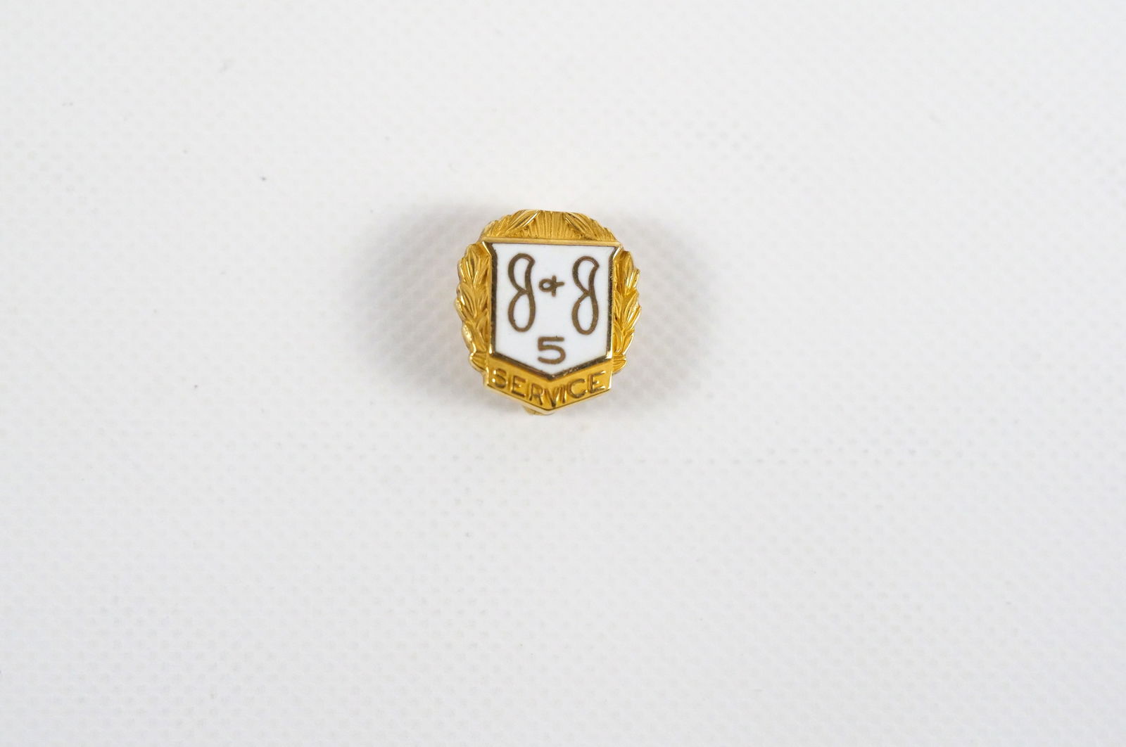 10k J&J Enamel 5 Year Pin: 10k J&J Enamel 5 Year Pin. Weighs 2.4 grams with enamel. All invoices must be paid within 24 hours of the sale. We offer multiple shipping options, please read the shipping terms to understand your op