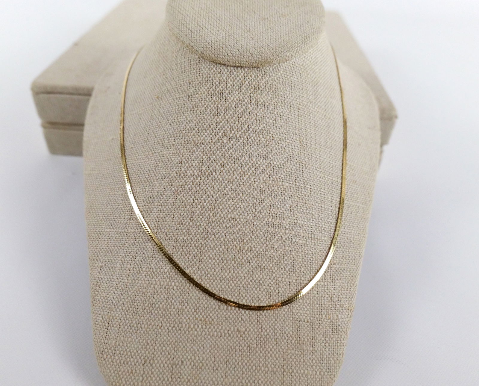 14k Gold Chain: 14k Gold Chain. Measures 20" long. Has some kinks. Weighs approx. 4.5 grams. All invoices must be paid within 24 hours of the sale. We offer multiple shipping options, please read the shipping terms t