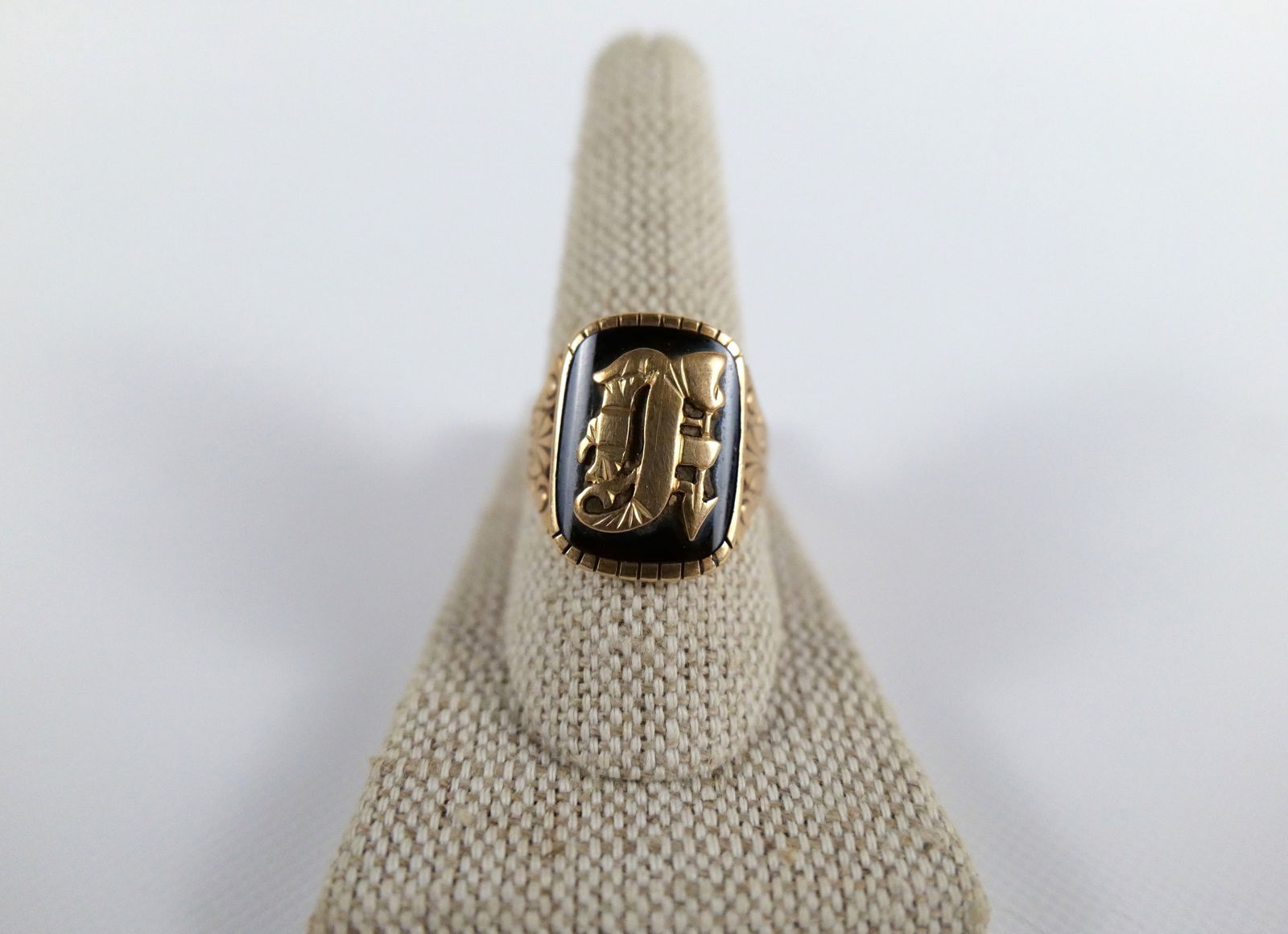 14k Black Stone "F" Initial Ring: 14k Black Stone "F" Initial Ring. Size 11 1/2. Engraving on side of ring. All invoices must be paid within 24 hours of the sale. We offer multiple shipping options, please read the shipping terms to u