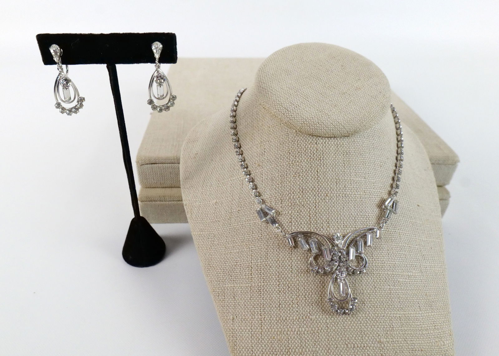 Carl Art Vintage Sterling Silver Baguette Drop Necklace and Earring Set: Carl Art Vintage Sterling Silver Baguette Drop Necklace and Earring Set. Necklace measures 16". All invoices must be paid within 24 hours of the sale. We offer multiple shipping options, please read t