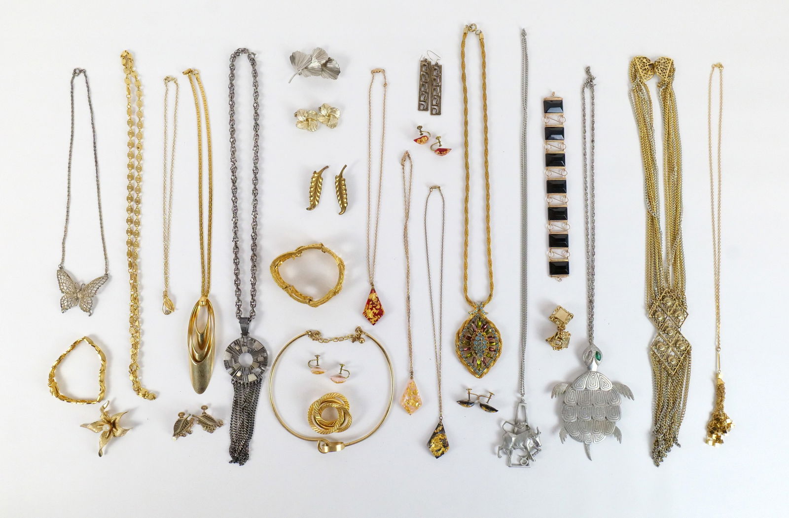 Lot of Silver and Gold Tone Costume Jewelry (1 of 10)