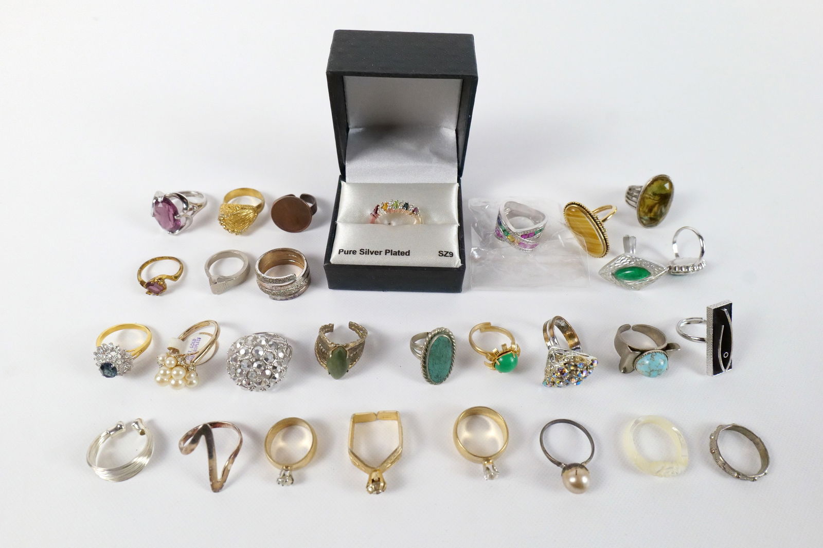 Lot of Costume Jewelry Rings (1 of 5)