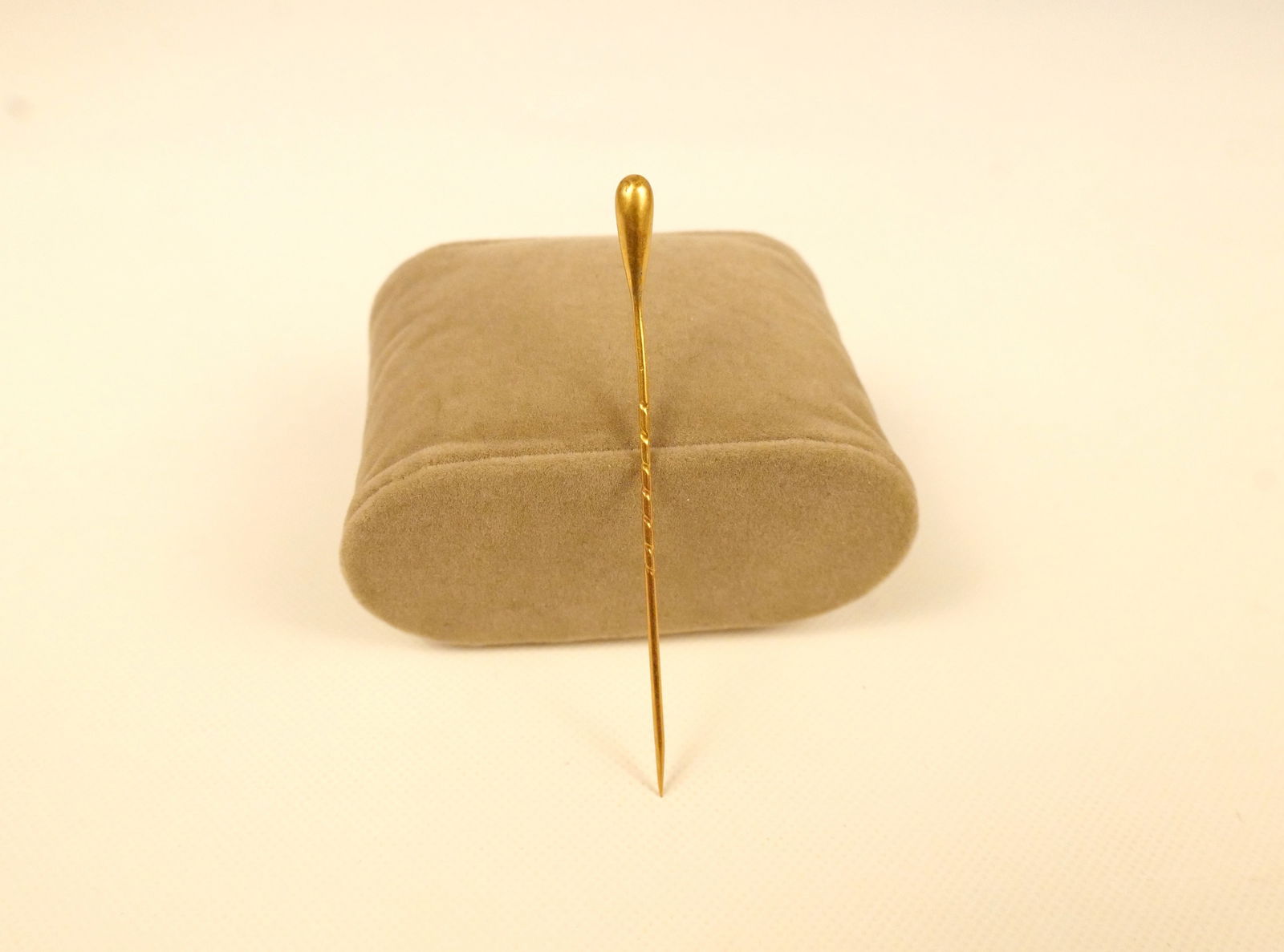 14k and 18k Gold Stick Pin: 14k and 18k Gold Stick Pin. Stick is 14k and head is 18k. Measures 2.75". All invoices must be paid within 24 hours of the sale. We offer multiple shipping options, please read the shipping terms to u